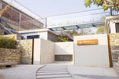 天津薊縣西井峪悠然峪見民宿，建於山頂四面環山，超大露臺觀山景