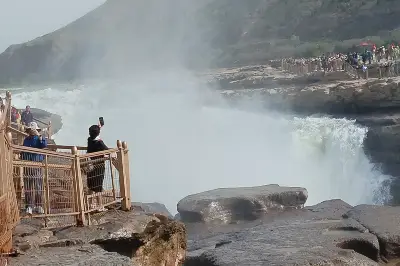 四月北游豫晋陕，春光灿烂似江南