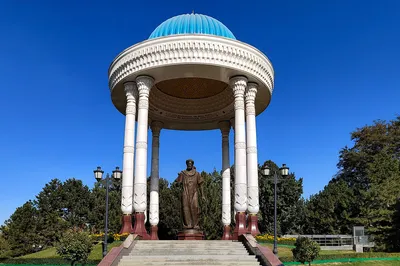 Alisher Navoi Monument