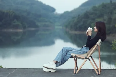 Grinding in the Empty Mountains, Pour-Over Coffee: Watch the Beautiful Host’s “Healing Slow Time”
