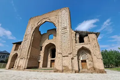 Ishratxona Mausoleum
