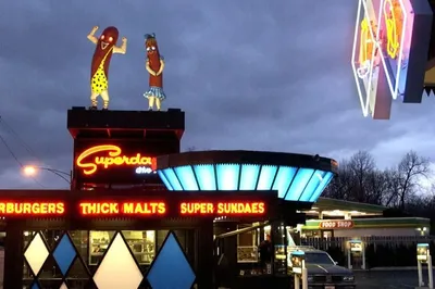 Eat, Drink, and Have Fun in Chicago | A Hot Dog Shop Made with the 'Spirit of Craftsmanship'