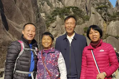 阳春三月间，携着老人家转山又转水