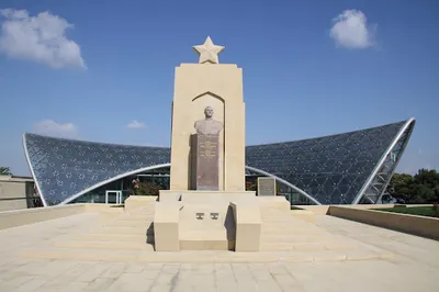 Həzi Aslanov Qəbirüstü Abidəsi (Hazi Aslanov Grave Monument)