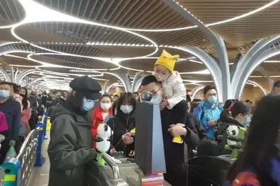 火爆！「雙節」第二天：九寨溝景區接待遊客突破兩萬人次！