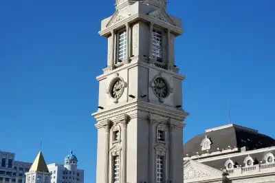 广场钟塔