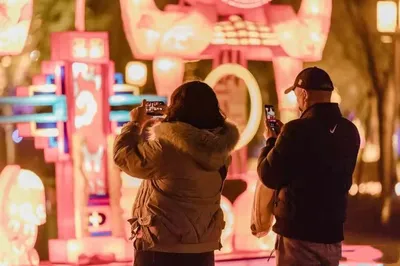When a Lantern Festival Meets Valentine's Day, What Sparks Will Fly? The Air is Filled with the Scent of Love