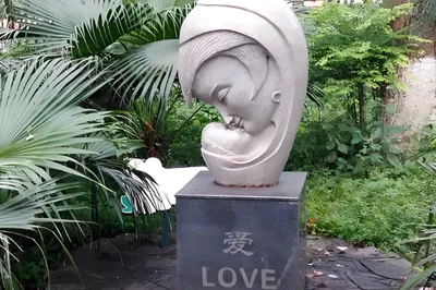 Yangshuo Park - Love Sculpture