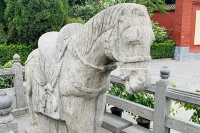 白馬非馬也，寺也。