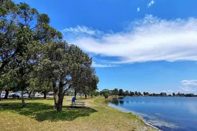 麥覺理湖畔野餐，盡情享受湖邊美景