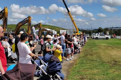 悉尼挖掘機重工業車展上觀看了一場精彩絕倫的摩托車飛車特技表演