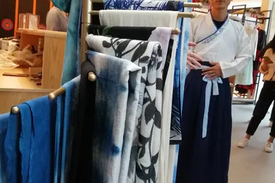 The Hanfu at the Ancient Art Cultural Experience Center is really beautiful, and there are teachers teaching everyone how to wear it.