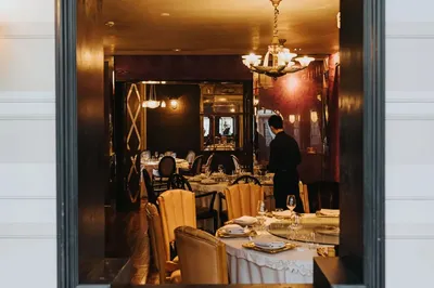 The Taste of Shanghai-Style Culture: Yongfoo Élite