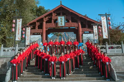 A Weekend in Jiande by the Xin'an River: Gazing at a Thousand-Year Ginkgo and Enjoying a Centuries-Old Tale — 'Clear River, Moon So Close'
