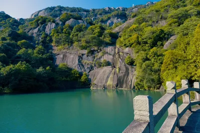 Strange Rocks, Sea of Clouds, Mountains, and Islands: Cultivating Mind and Body at Taimu Mountain