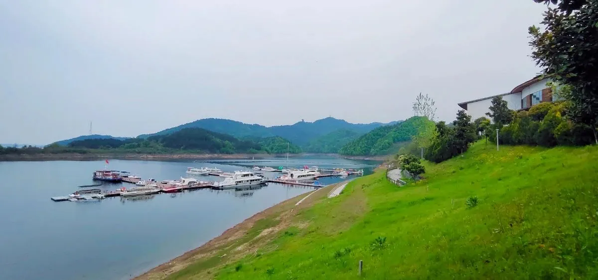 吹过来自森林和江河湖海的风，这里的盛夏，人间清凉