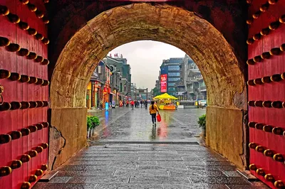 Strolling through Guilin's Zhengyang Pedestrian Street in the Rain, Wandering and Searching, Crossing the Past and Present of Zhengyang Street