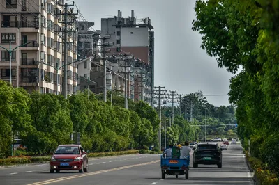 From city avenues to country lanes, the streams of traffic heading north and south, the most dazzling sight of the city!