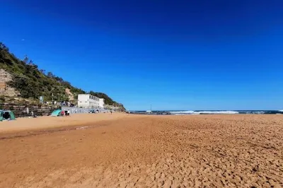 想衝浪又想泡海水浴的話，悉尼納拉賓海灘是不錯的選擇
