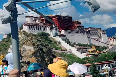 What It’s Like to Drive a Six-Cylinder Teramont to Lhasa