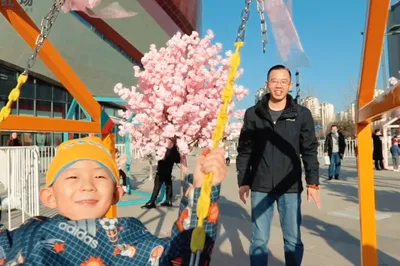Xicheng Hongchang Hanfu Swing Festival: Adults and Children Gather at the Square