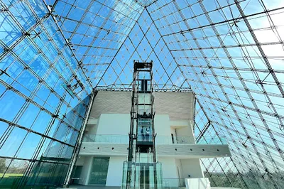 Glass Pyramid "HIDAMARI"