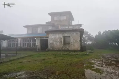 Who would have thought there is such a small shop at the top of Mount Taimu that can solve your food and lodging problems?