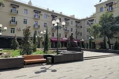 Shota Rustaveli haykali