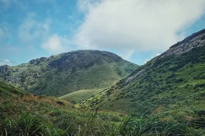 Yushan Island - Besides Beaches and Waves, There Are Sky Lakes and Meadows.