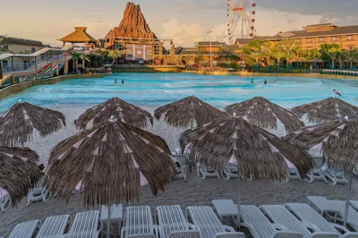 Where Mountains and Waters Merge, Creating the Future (A Complete Guide to Eating, Staying, Traveling, Playing, Shopping, and Entertainment at Guilin Sunac International Resort)
