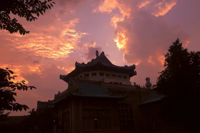 二十世紀的建築遺產，武漢大學老圖書館在晚霞中熠熠生輝