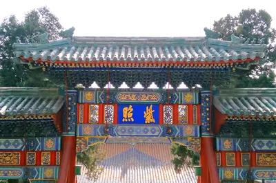 Strolling in Beihai Park: Admiring the Beauty of Pailou