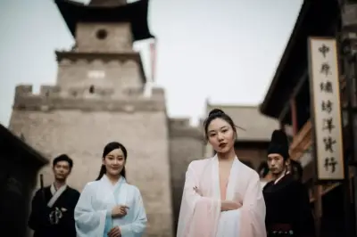 变装、拍戏、体验时光穿梭...解锁郑州华谊电影小镇的上百种玩法