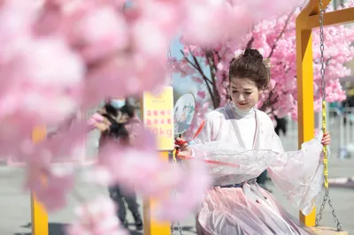 Xicheng Red Square Hanfu Girls with Fairy Aura: Learn to Check In Creatively with the Internet-Famous Swing