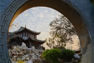 Mid-Autumn Festival, an Encounter with the Port Carved Building