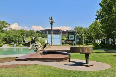 Arno Babajanian Statue