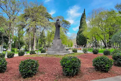 Giorgi Leonidze Statue