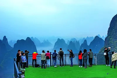 攀登相公山，遠眺桂林山水，俯瞰美麗灕江第一灣