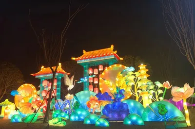 Strolling through lantern fairs, admiring festive lanterns, savoring delicious food, igniting warm family bonds, and experiencing rich Spring Festival flavor