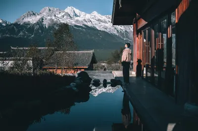 躺着看日照金山，房裏觀滿天星空！麗江最美的打開方式！
