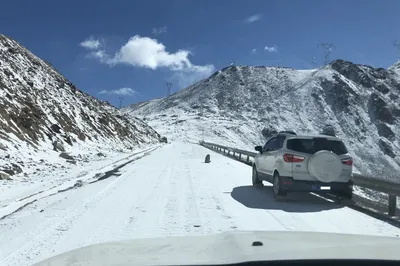 川藏線上一輛浙A轎車拋錨，海拔5130米東達山，大過年人呢？