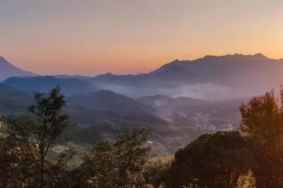 Enjoying Autumn Colors on the Southern Anhui Sichuan-Tibet Line