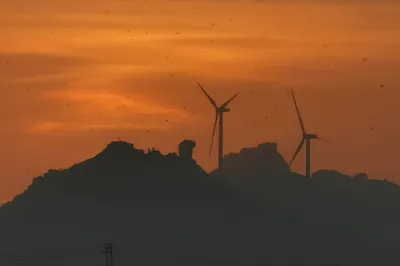 Xiapu Xiawei Island: The Red Sun, Veiled in Clouds, Rises Slowly and Awakens the Earth