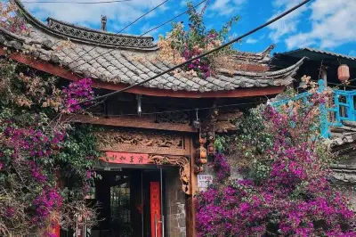 在丽江，只有束河古镇和白沙古镇才是我心中的花房姑娘