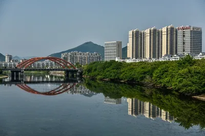 Street Photography in a Small Anhui City: The Integration of Mountains, Waters, and the City, Creating an Ideal 'Kingdom of Tranquility'