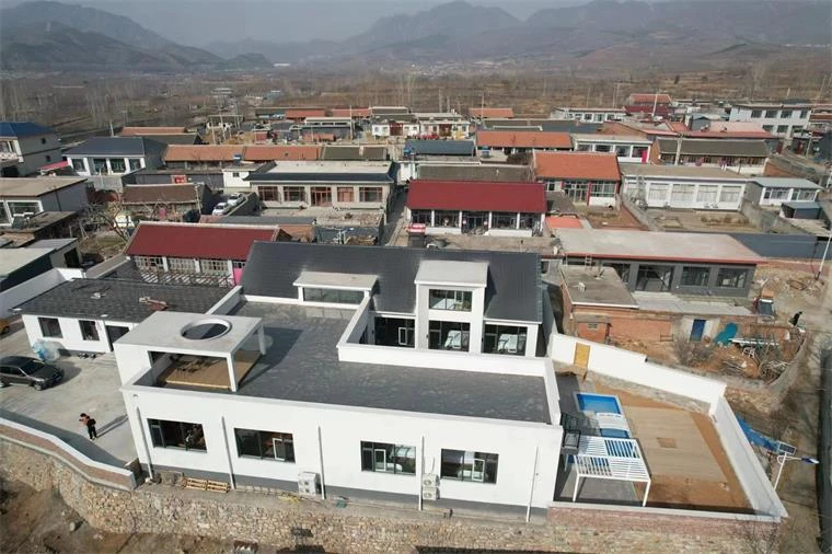天津蓟州环秀湖水库揽景合院民宿，露台上可以俯瞰全景一览眼底，单独小院将都市与庭院人融合