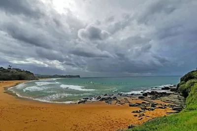 雨中欣賞悉尼圖裏梅塔角海灘