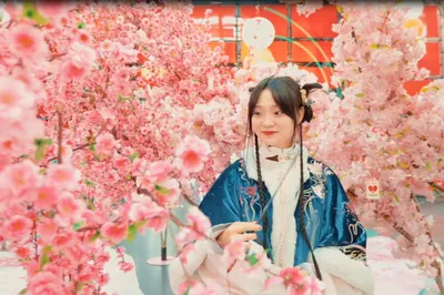 Xicheng Red Square Hanfu Swing Festival: Luo Skirts Gently Sway as We Stroll Among Cherry Blossoms, Every Step a Scene, How Can the Word 'Beautiful' Do It Justice?