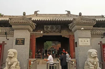 天津薊縣獨樂寺，僅存三座遼代古寺之一，主殿由李白題匾，奸臣嚴嵩偷偷給寺名題了字