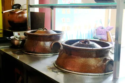 廈門陋巷藏美食，兩口20年超大土砂鍋，煮出古早味四物番鴨面線